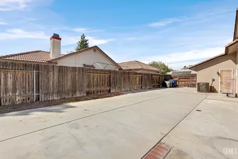 Exterior - 8614 Rockhampton Dr, Bakersfield, CA 93313 photo 2 of 14