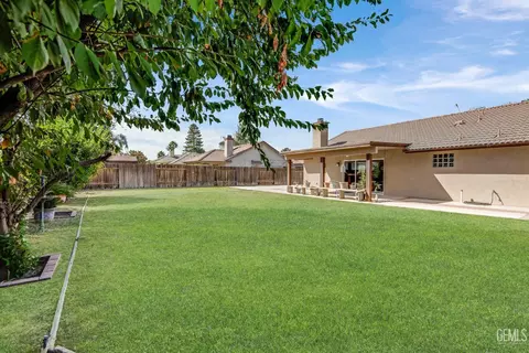 Exterior - 8614 Rockhampton Dr, Bakersfield, CA 93313 photo 9 of 14