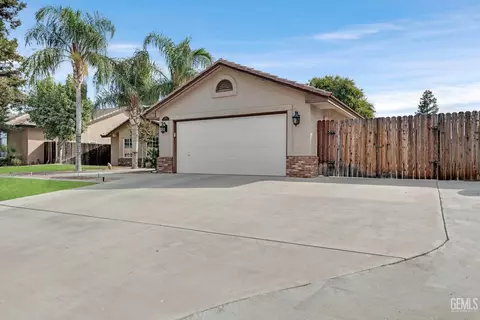 Exterior - 8614 Rockhampton Dr, Bakersfield, CA 93313 photo 3 of 14