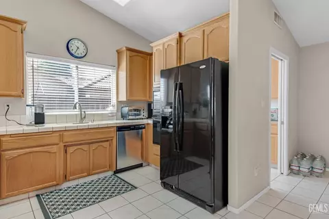 Kitchen - 8614 Rockhampton Dr, Bakersfield, CA 93313 photo 2 of 3