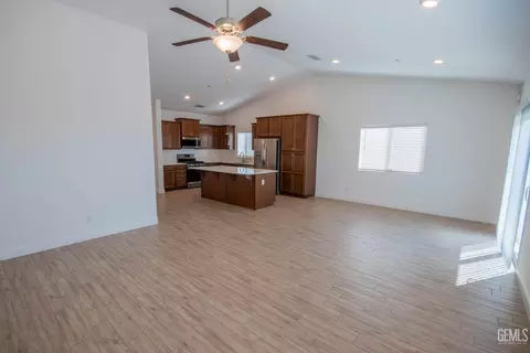 9105 Willow Terrace Dr, Shafter, CA 93263 photo 6