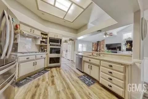 Entry Way - 30130 Knight Ct, Tehachapi, CA 93561 photo 9 of 19