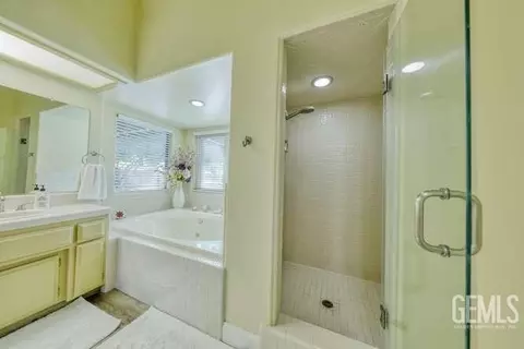 Entry Way - 30130 Knight Ct, Tehachapi, CA 93561 photo 12 of 19