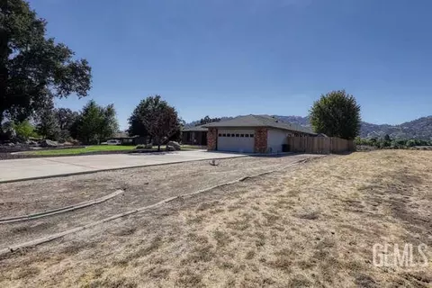 Exterior - 30130 Knight Ct, Tehachapi, CA 93561 photo 4 of 5