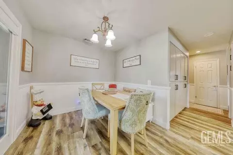 Entry Way - 30130 Knight Ct, Tehachapi, CA 93561 photo 11 of 19
