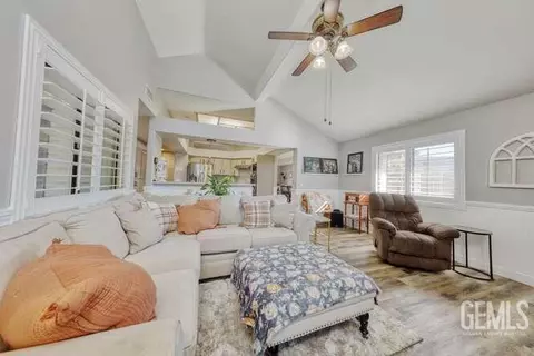 Entry Way - 30130 Knight Ct, Tehachapi, CA 93561 photo 6 of 19