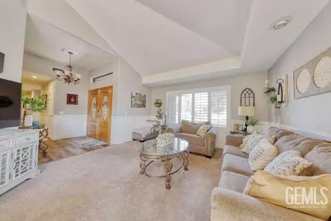 Entry Way - 30130 Knight Ct, Tehachapi, CA 93561 photo 4 of 19