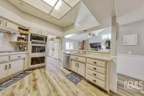 Kitchen - 30130 Knight Ct, Tehachapi, CA 93561 photo 2 of 3