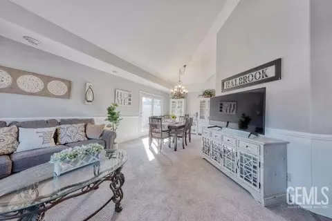 Entry Way - 30130 Knight Ct, Tehachapi, CA 93561 photo 3 of 19