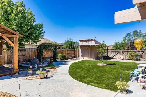 Exterior - 813 Elm St, Tehachapi, CA 93561 photo 4 of 11