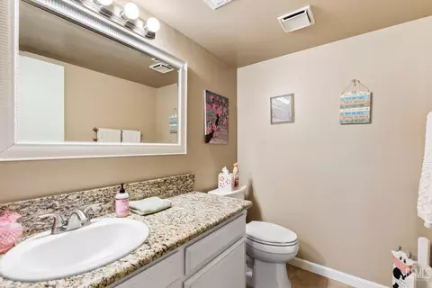 Bath - 813 Elm St, Tehachapi, CA 93561 photo 1 of 2
