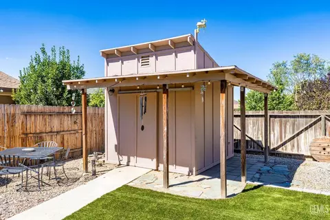 Exterior - 813 Elm St, Tehachapi, CA 93561 photo 7 of 11