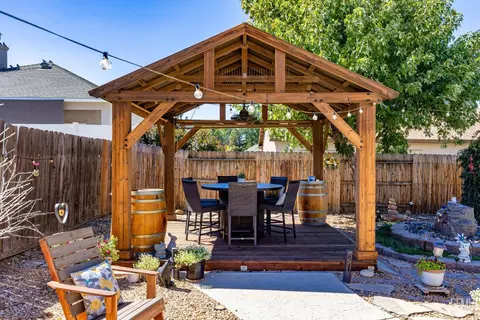 Exterior - 813 Elm St, Tehachapi, CA 93561 photo 5 of 11