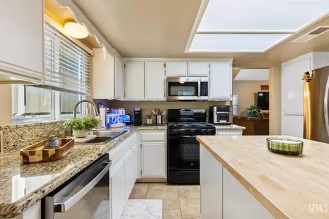 Kitchen - 813 Elm St, Tehachapi, CA 93561 photo 3 of 3