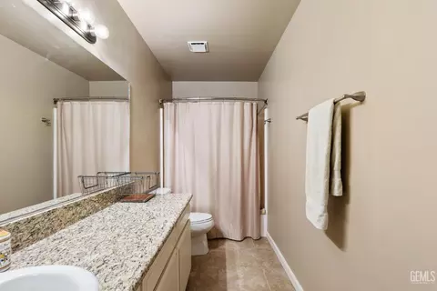 Bath - 813 Elm St, Tehachapi, CA 93561 photo 2 of 2