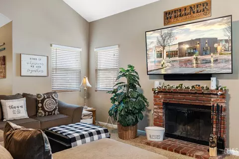 Living - 813 Elm St, Tehachapi, CA 93561 photo 1 of 1
