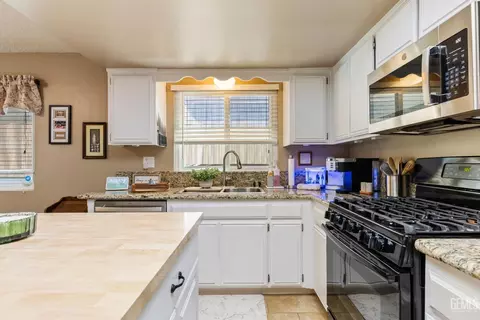 Kitchen - 813 Elm St, Tehachapi, CA 93561 photo 2 of 3