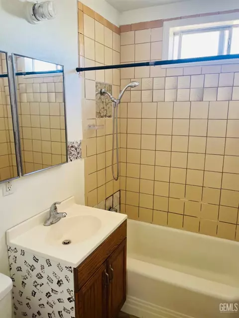 Bath - 109 Franklin Ave, Taft, CA 93268 photo 1 of 2