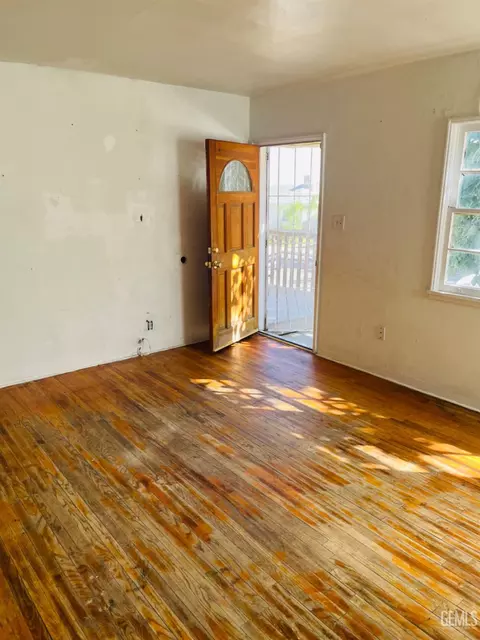 Living - 109 Franklin Ave, Taft, CA 93268 photo 1 of 1