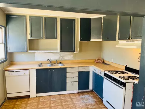 Kitchen - 109 Franklin Ave, Taft, CA 93268 photo 1 of 2