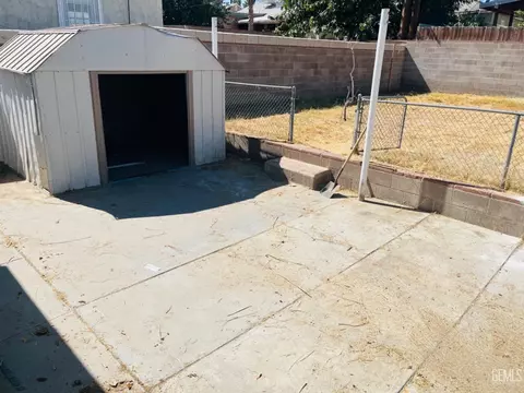 Exterior - 109 Franklin Ave, Taft, CA 93268 photo 6 of 7