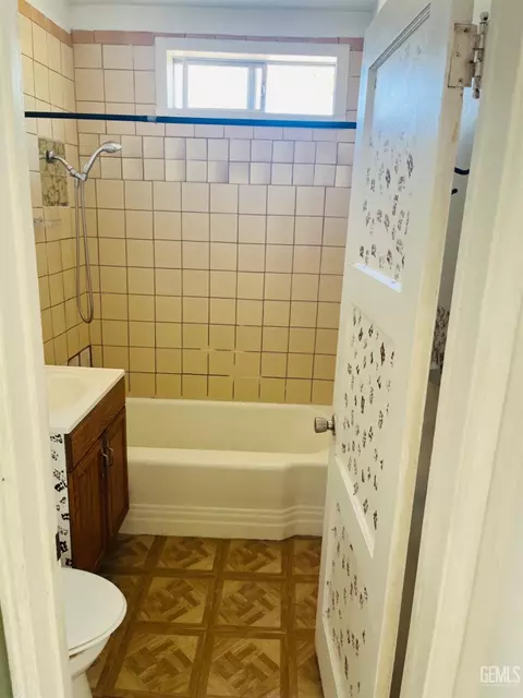 Bath - 109 Franklin Ave, Taft, CA 93268 photo 2 of 2