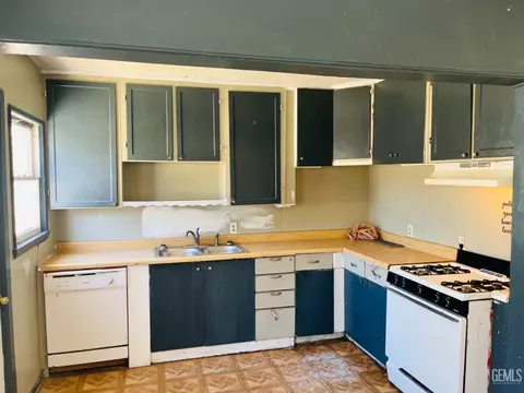 Kitchen - 109 Franklin Ave, Taft, CA 93268 photo 2 of 2