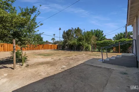 Exterior - 1116 Cannon Ave, Bakersfield, CA 93307 photo 6 of 9