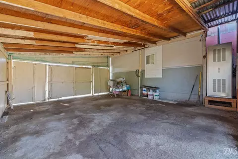 Exterior - 1116 Cannon Ave, Bakersfield, CA 93307 photo 5 of 9