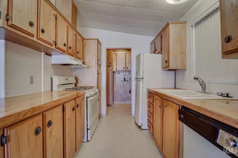 Kitchen - 5201 Crystal Fall Ln, Bakersfield, CA 93313 photo 2 of 4