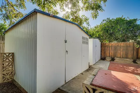 Exterior - 5201 Crystal Fall Ln, Bakersfield, CA 93313 photo 6 of 9
