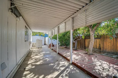 Exterior - 5201 Crystal Fall Ln, Bakersfield, CA 93313 photo 4 of 9