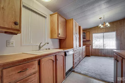 Kitchen - 5201 Crystal Fall Ln, Bakersfield, CA 93313 photo 3 of 4