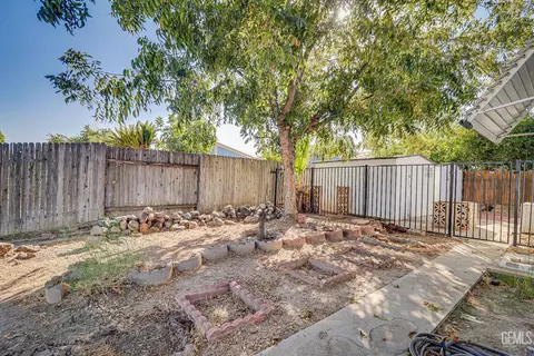 Exterior - 5201 Crystal Fall Ln, Bakersfield, CA 93313 photo 8 of 9