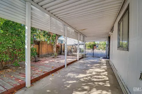 Exterior - 5201 Crystal Fall Ln, Bakersfield, CA 93313 photo 7 of 9