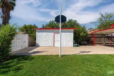 Exterior - 1109 Iris St, Wasco, CA 93280 photo 11 of 12