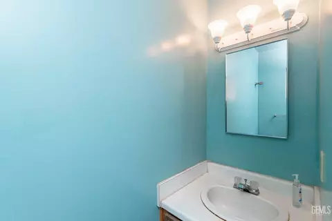 Bath - 1109 Iris St, Wasco, CA 93280 photo 3 of 3