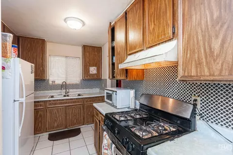 Kitchen - 1109 Iris St, Wasco, CA 93280 photo 1 of 3