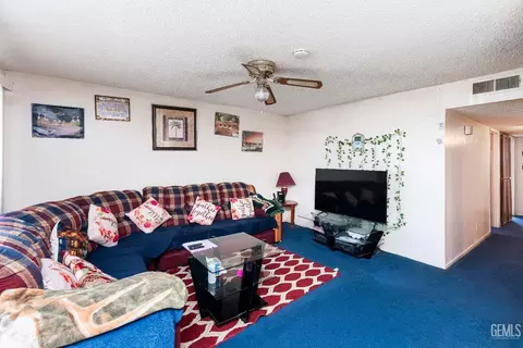 Living - 1109 Iris St, Wasco, CA 93280 photo 1 of 2