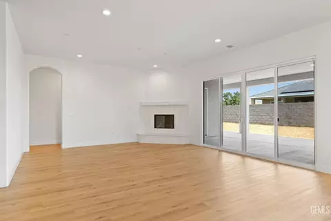 8811 Kenwick St, Bakersfield, CA 93314 photo 4