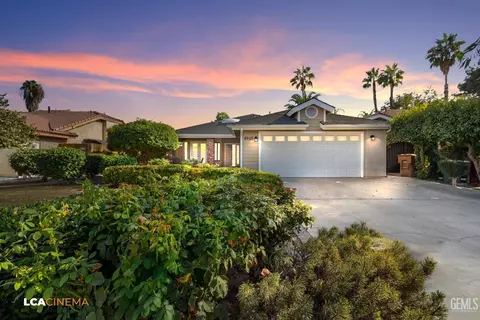 8905 Crowningshield Dr, Bakersfield, CA 93311