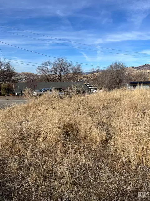 22450 Vaquero Dr, Tehachapi, CA 93561 photo 2
