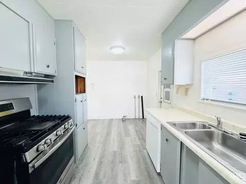 917 Crown Ave, Bakersfield, CA 93301 photo 4