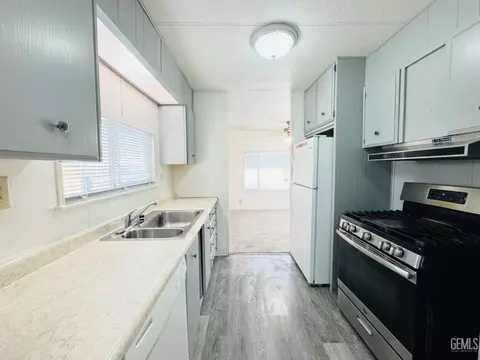 917 Crown Ave, Bakersfield, CA 93301 photo 3