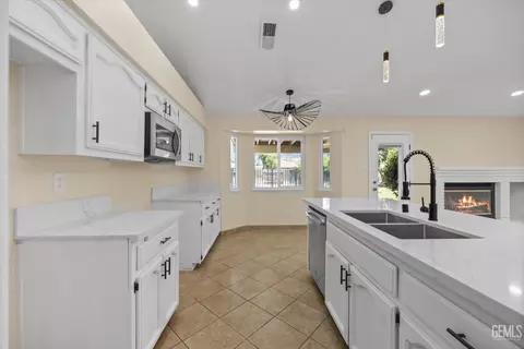 Kitchen - 9504 Eagle Oak Rd, Bakersfield, CA 93311 photo 2 of 3