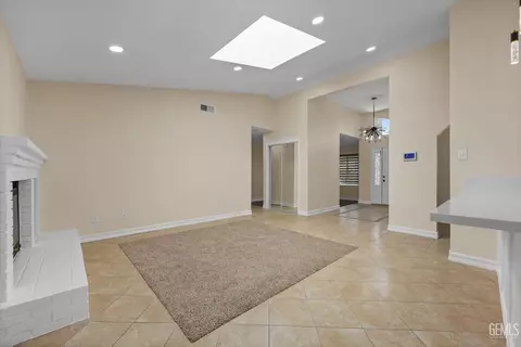 Living - 9504 Eagle Oak Rd, Bakersfield, CA 93311 photo 3 of 5
