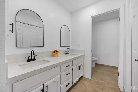 Bath - 9504 Eagle Oak Rd, Bakersfield, CA 93311 photo 1 of 3