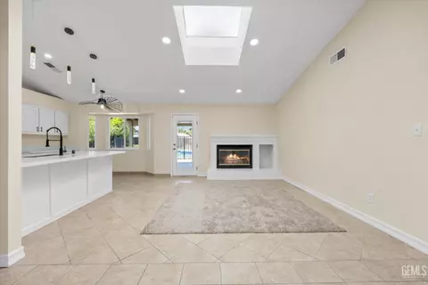 Living - 9504 Eagle Oak Rd, Bakersfield, CA 93311 photo 2 of 5