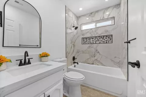 Bath - 9504 Eagle Oak Rd, Bakersfield, CA 93311 photo 2 of 3