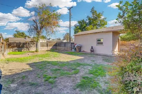 Exterior - 232 Wetherley Dr, Bakersfield, CA 93309 photo 4 of 5